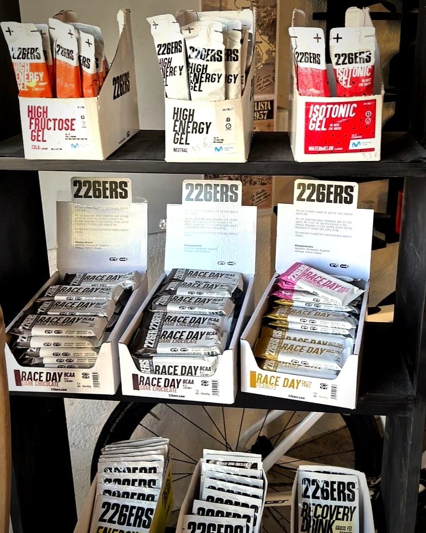 Étagère de nutrition sportive : gels énergétiques, barres et boissons de l’effort