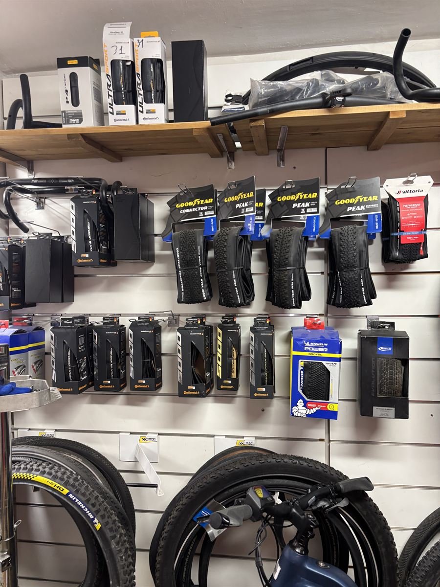 Mur de pneus de vélo et de cintres